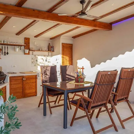 Puharici Sleeps 5 With Pool Air Con And Wifi Makarská